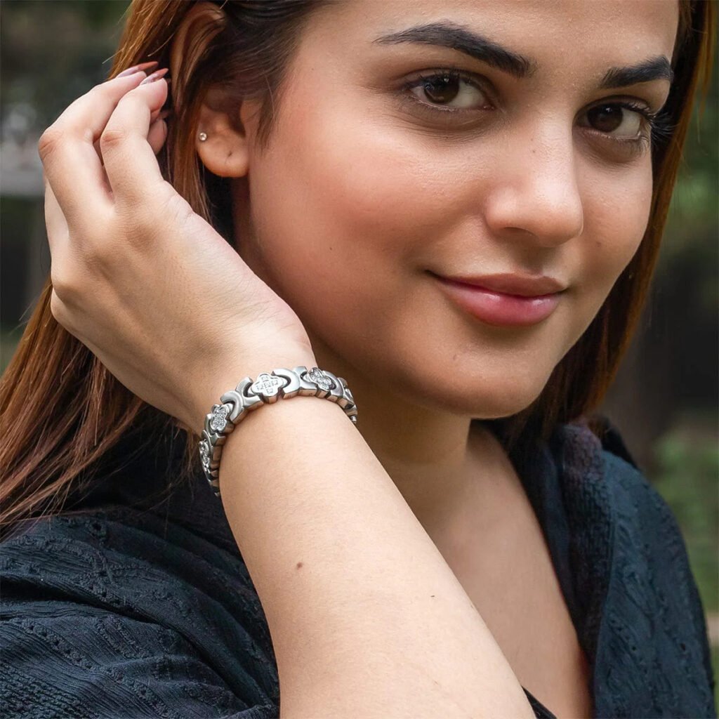 Clover Magnetic Bracelet for Women (Silver) (1)